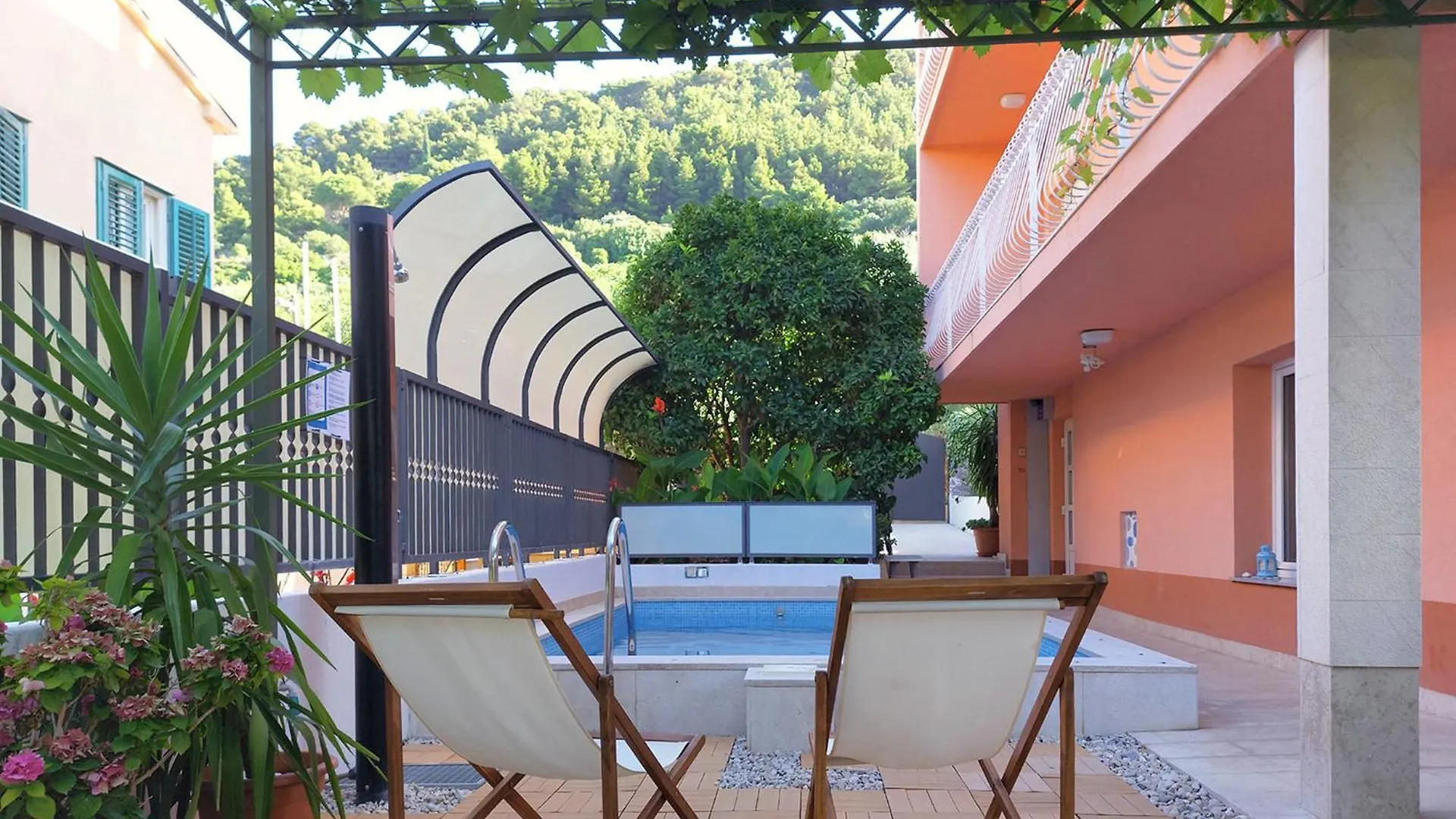 Apartment Poolside Paradise - A Hidden Gem In Split