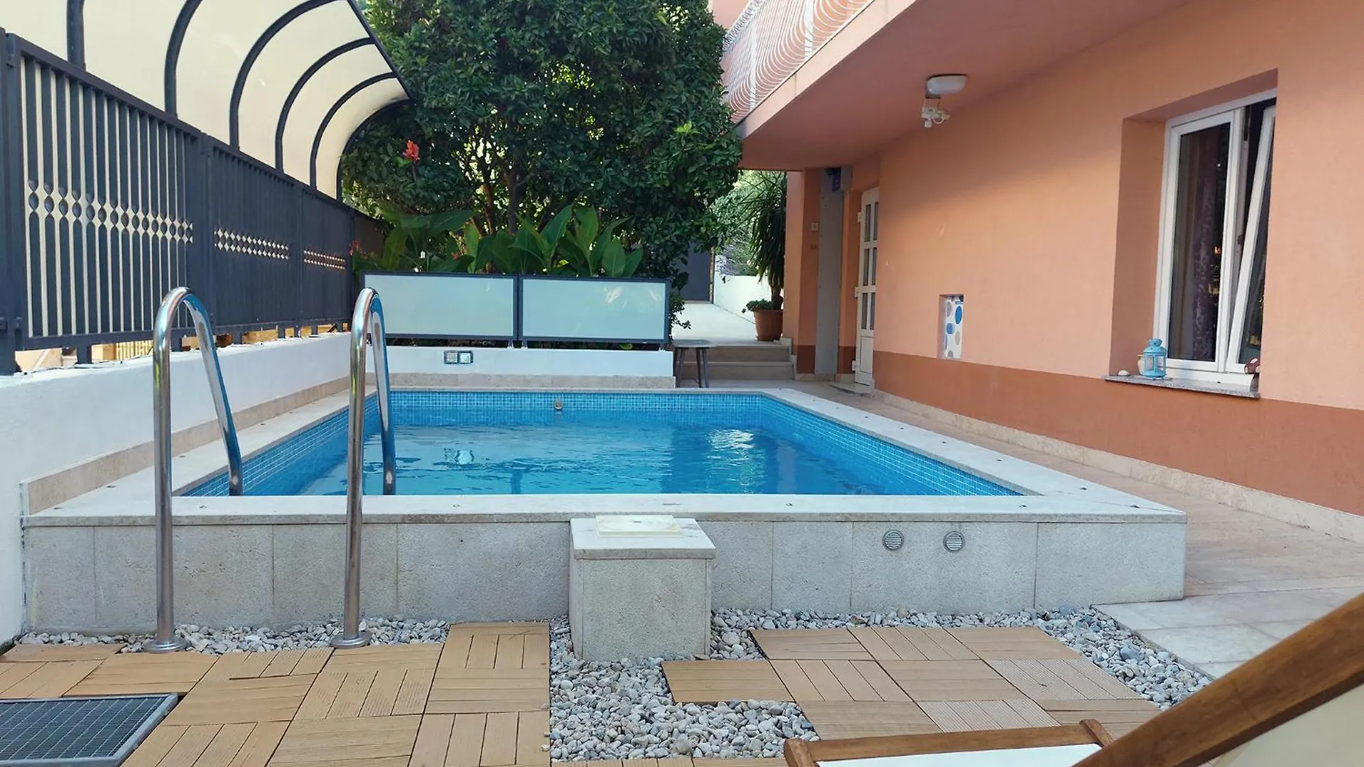 Poolside Paradise - A Hidden Gem In Split